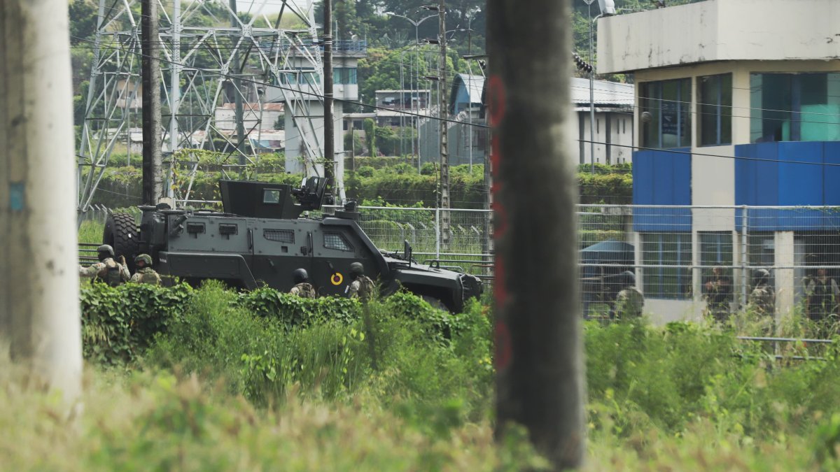 El contingente que traslada a Jorge Glas llega a la cárcel La Roca.