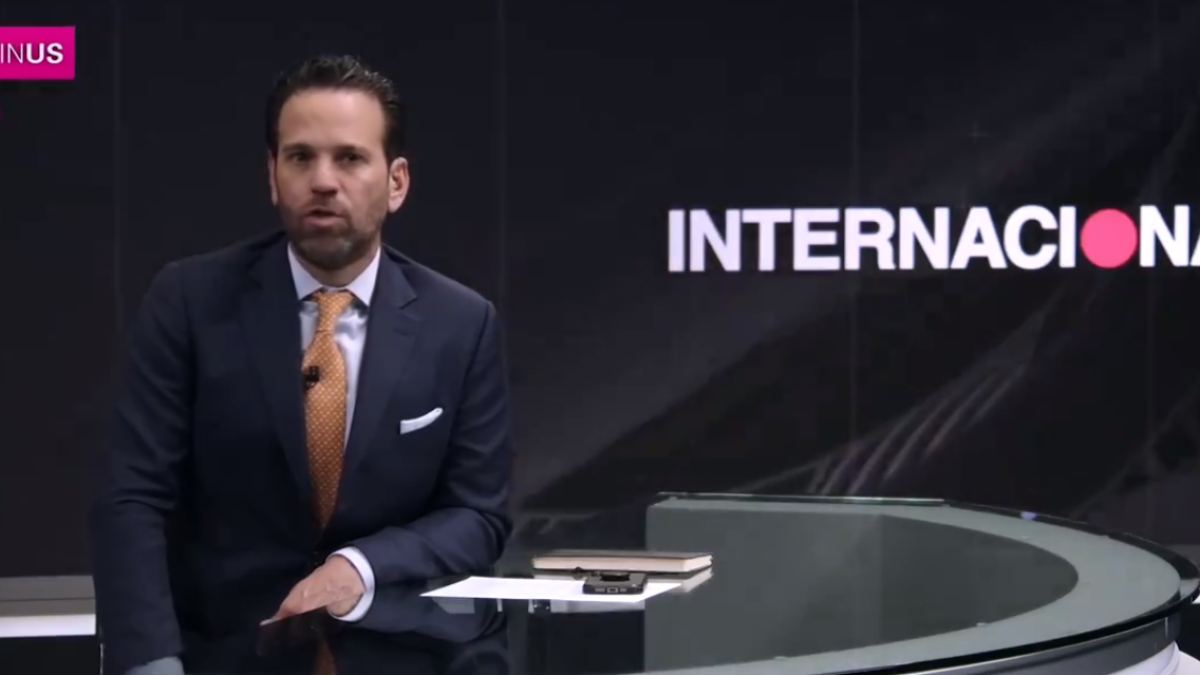 El periodista mexicano Carlos Loret de Mola rechazó el ingreso a la Embajada mexicana en Quito por parte de agentes policiales de Ecuador.