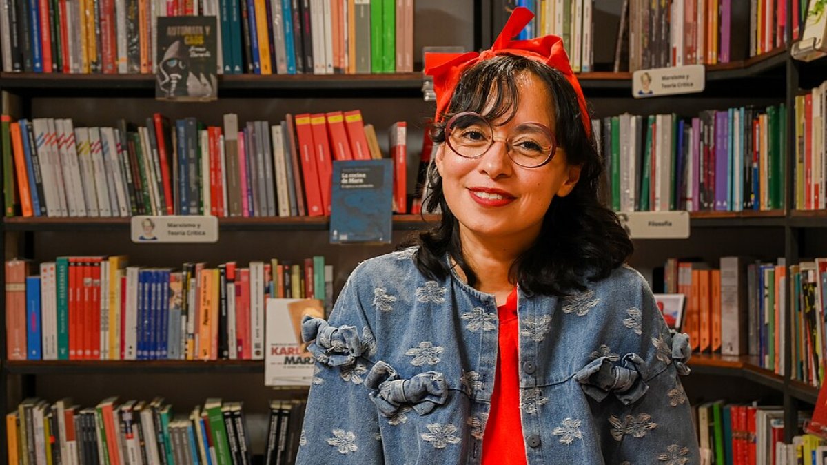 Brenda Navarro estudió Sociología y Economía en la Universidad Nacional Autónoma de México y tiene una maestría en Estudios de Género, Mujeres y Ciudadanía de la Universidad de Barcelona.