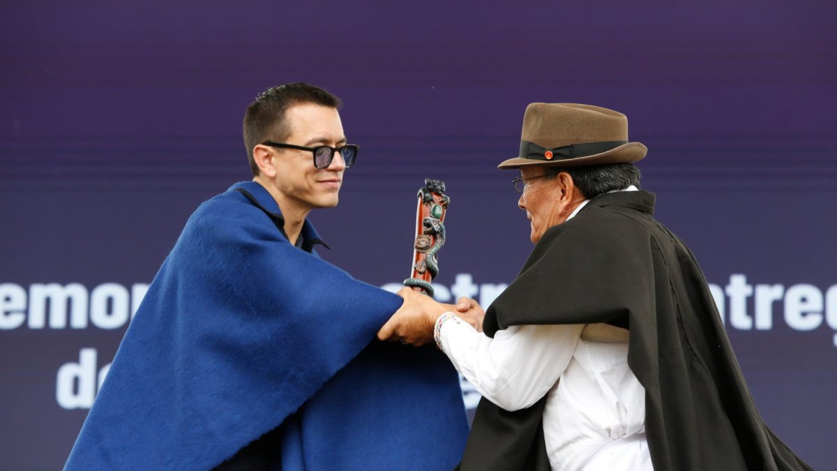 Daniel Noboa recibió el bastón de mando en la comunidad San Miguel de Otavalo.