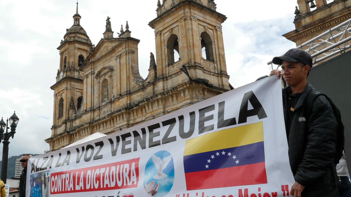 Ciudadanos venezolanos se manifiestan para pedir elecciones presidenciales libres en su país este sábado en la Plaza de Bolívar de Bogotá, en Colombia.