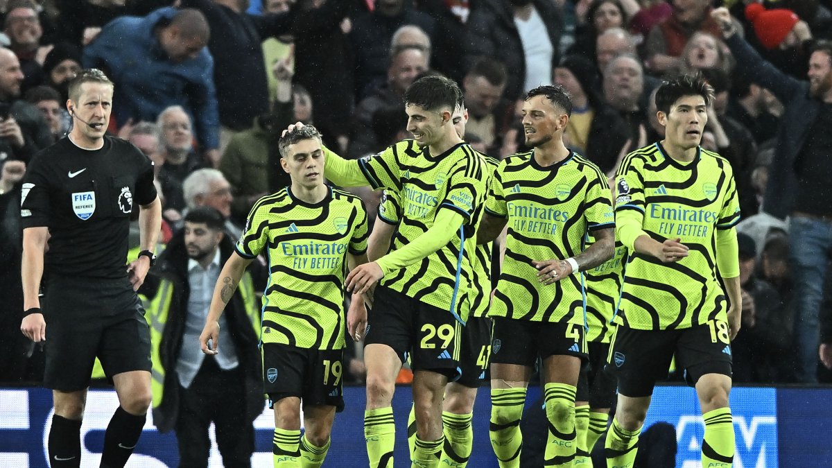 Leandro Trossard (2-i) celebra marcar el gol 0-3 con sus compañeros durante el partido entre Brighton y Arsenal.
