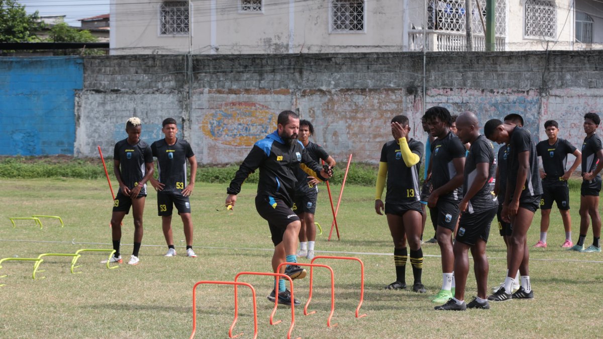 El preparador físico Michael Casanova (c) trabaja con los jóvenes y experimentados, entre esos Julio Angulo (d).