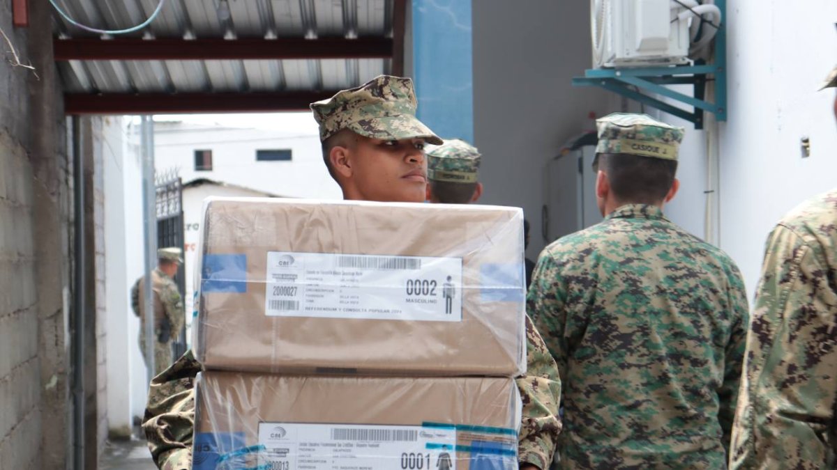 El CNE inició con el envío de material electoral a las distintas provincias.