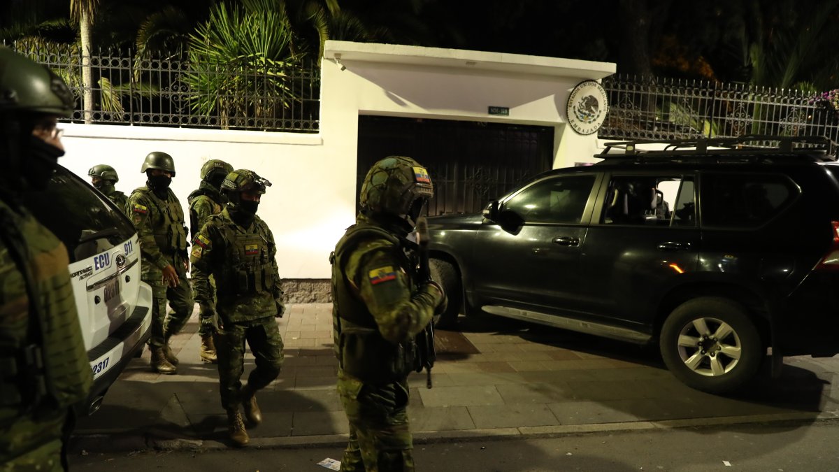 Previo al ingreso a la Embajada de México, la sede fue resguardada por la fuerza pública.