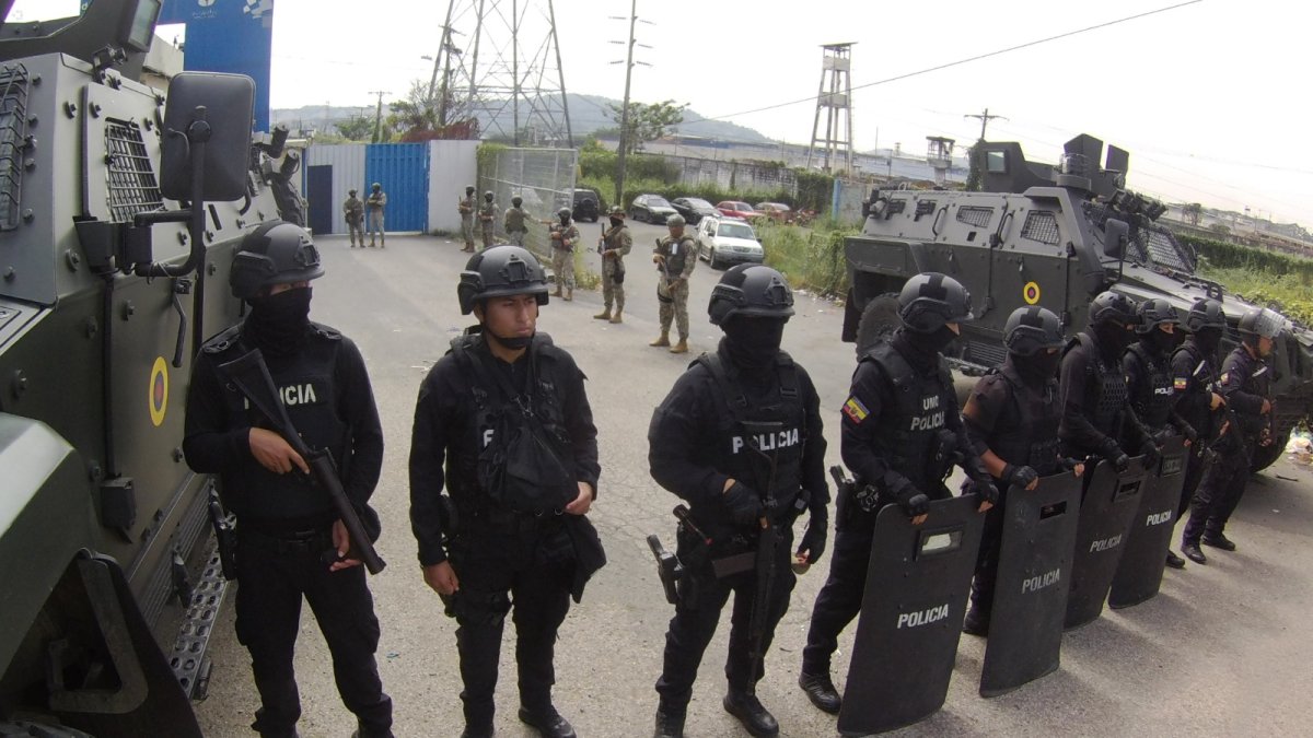 Momento en el que Jorge Glas arribó a la cárcel de máxima seguridad La Roca, este 6 de abril.
