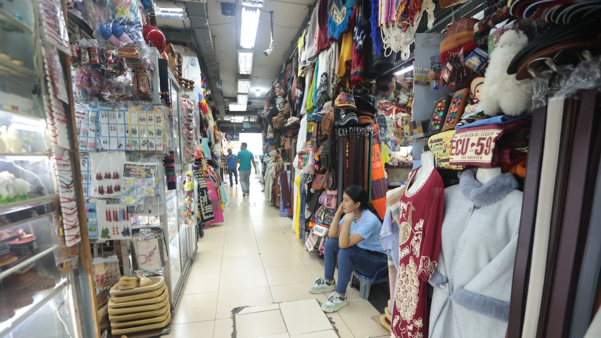 Interior. El sitio se ha vuelto poco concurrido por los turistas. Los artesanos, con calor, esperan a los clientes.