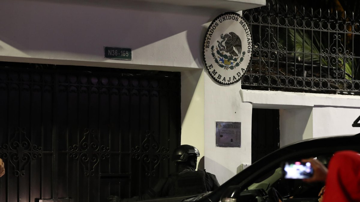 Integrantes de un cuerpo élite de la Policía ecuatoriana irrumpen en la Embajada de México.