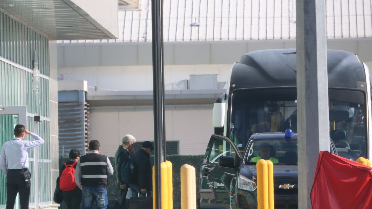 En total, 18 funcionarios de la misión diplomática mexicana abandonaron Quito.