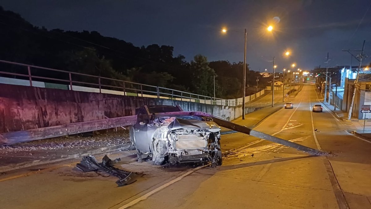 El poste cayó sobre la cabina de la camioneta en la avenida Felipe Pezo.