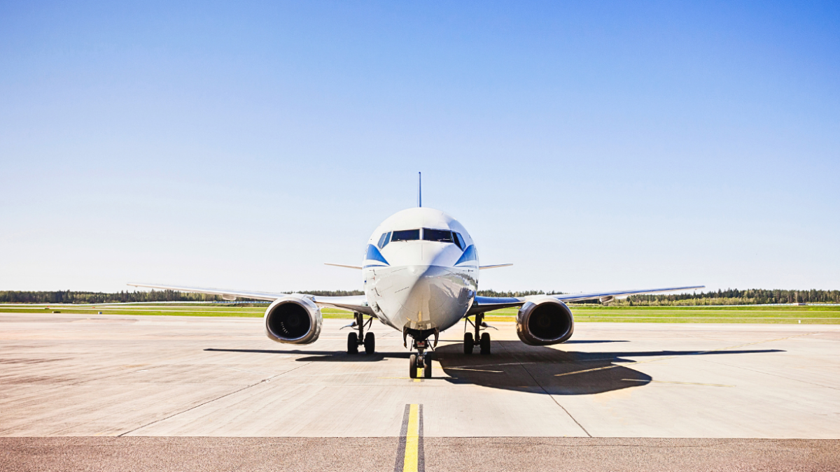 Referencial. Aeronave sobre aeropista.