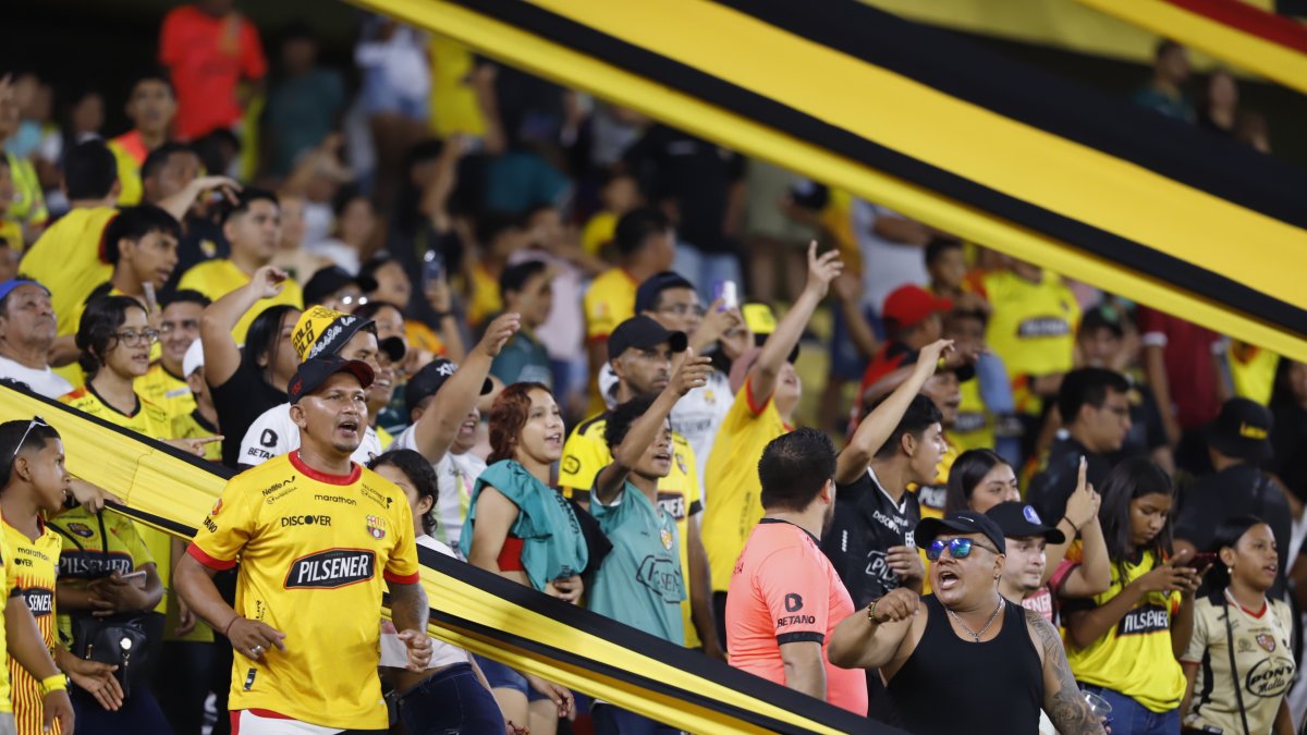 Así vivieron los hinchas de Barcelona la goleada al Deportivo Cuenca 4-0.