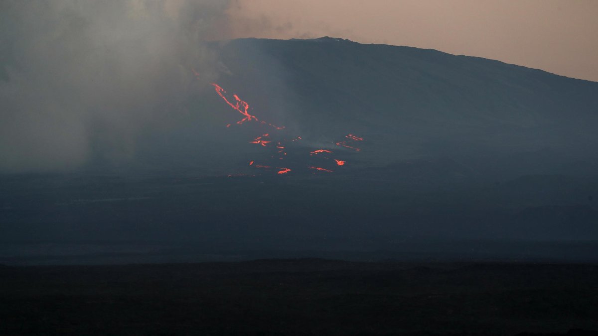 Fotografía de archivo de la erupción del volcán La Cumbre.