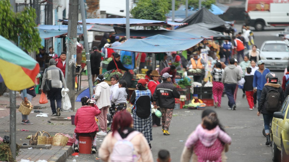 Los comerciantes del mercado San Diego de Quito siguen siendo víctimas de los extorsionadores.