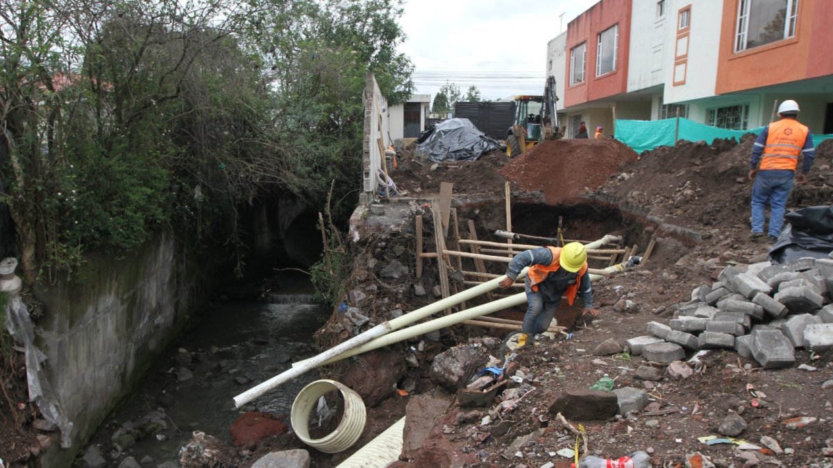 En el conjunto Las Palmas se coloca un colector con mayor capacidad. Además, se realiza el mejoramiento del suelo para evitar deslizamientos.