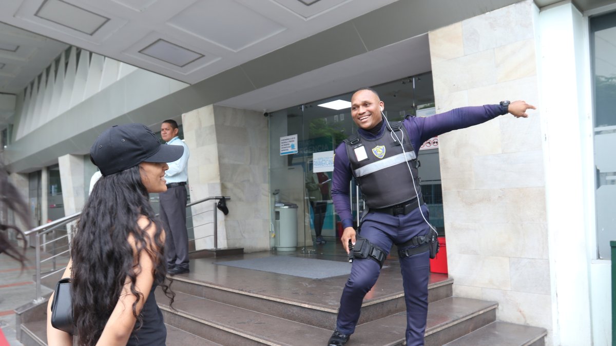 Hecho. Rojas además de captar la atención con su voz, es caracterizado por su amable trato a los ciudadanos.