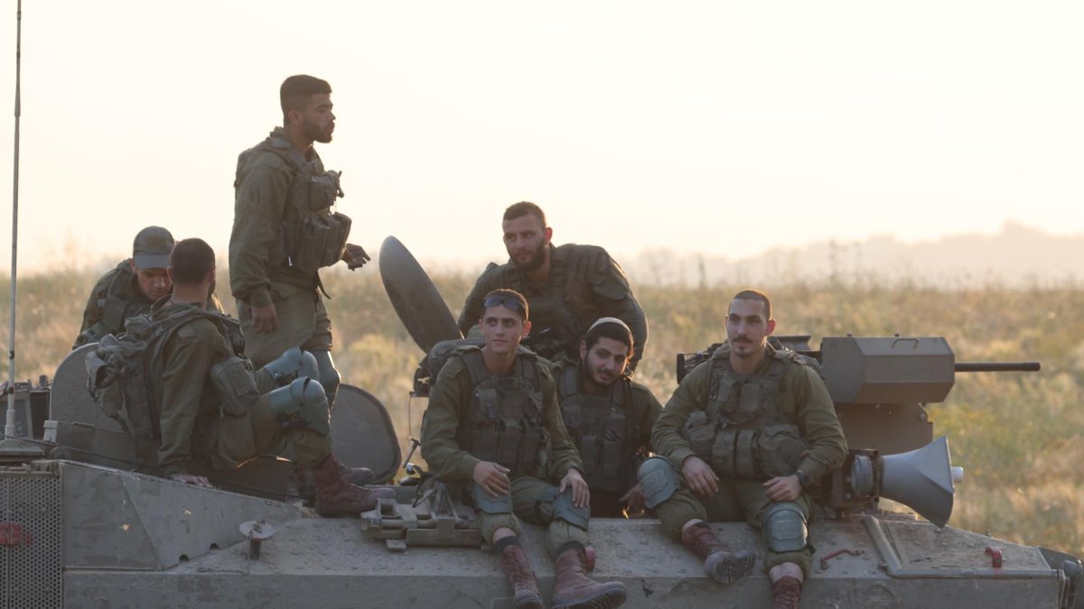 Soldados israelíes a lo largo de la frontera con Gaza en el sur de Israel, el 7 de abril de 2024, cuando se cumplen seis meses del ataque de Hamás.