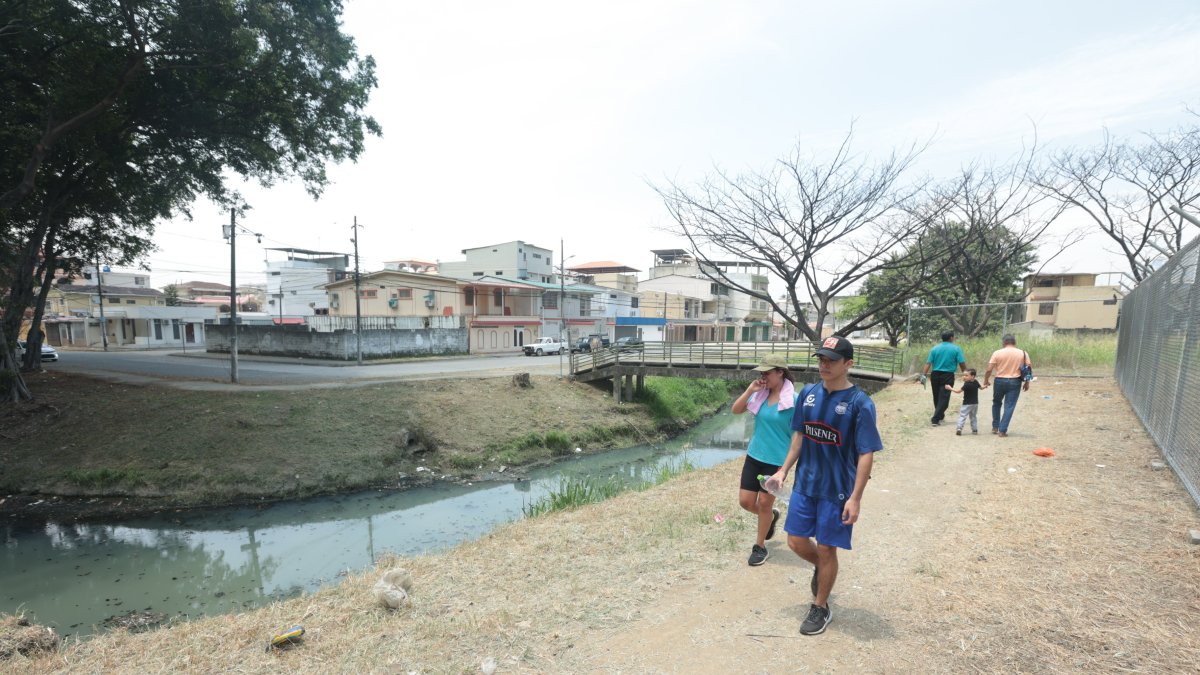 En el entorno de la zanja que divide Urdenor 1 de la Alborada hay frondosos árboles, lo cual es aprovechado por los residentes para ejercitarse. Lamentablemente el agua es verde y emana fetidez.