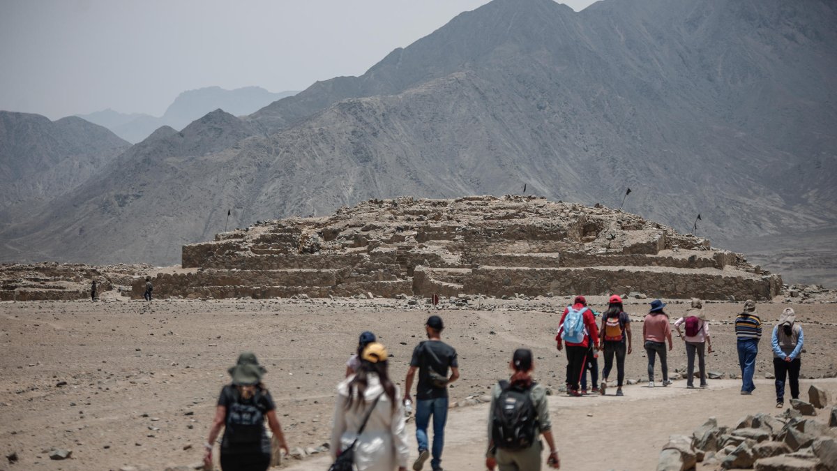 Turistas en la zona arqueológica donde se estudia la civilización Caral, en Lima, Perú.