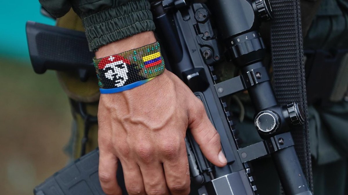 Un guerrillero de la disidencia de las FARC sosteniendo un fusil.