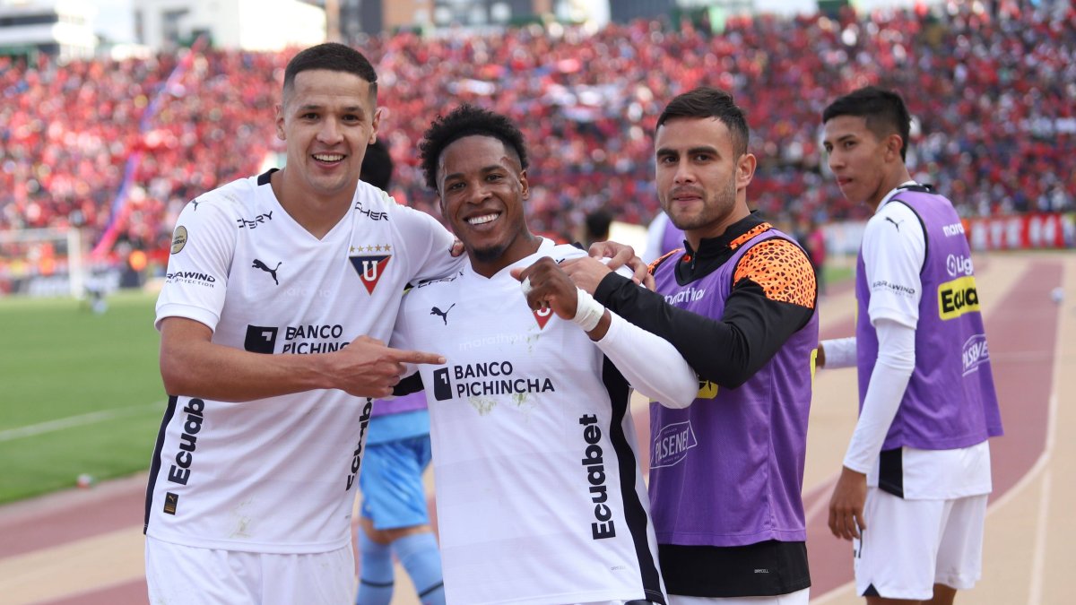 El ariete paraguayo Álex Arce (i) marcó el tanto del triunfo albo y ya lleva 8 goles en la LigaPro.