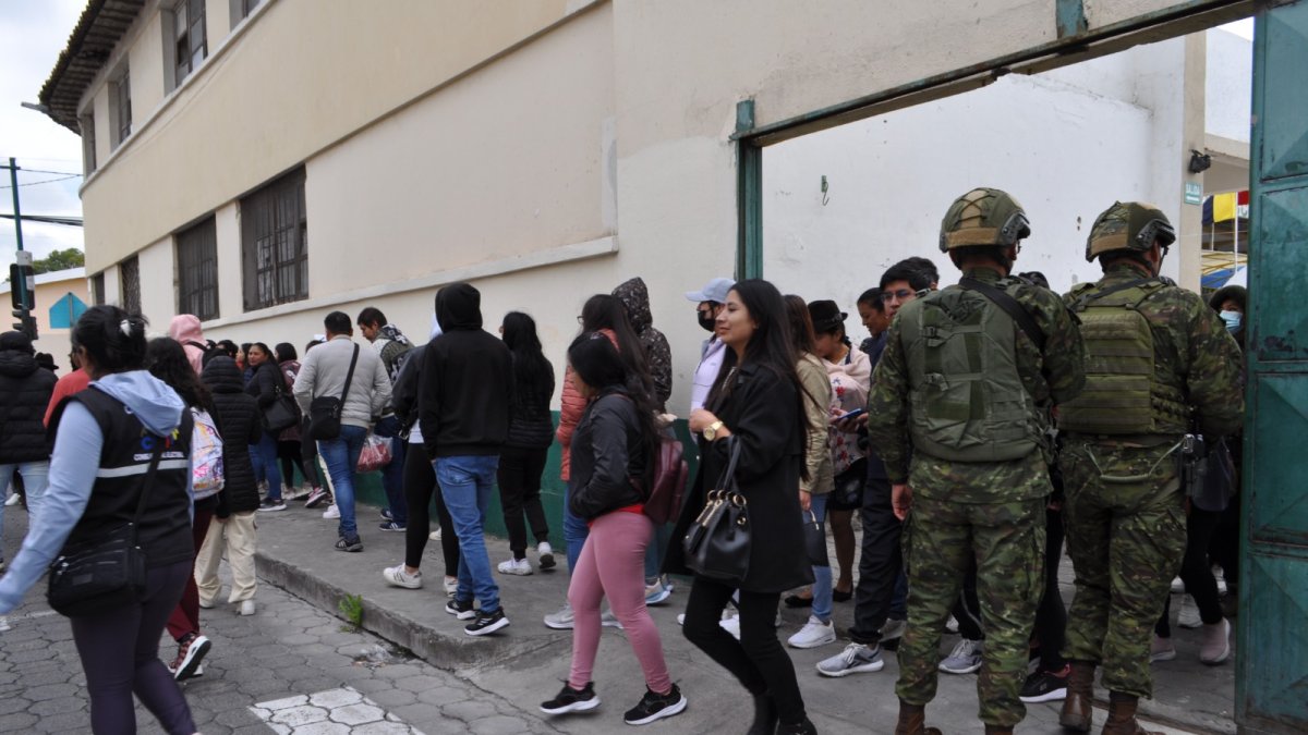 Situación. Durante el simulacro se simuló una alerta de bomba en el recinto electoral.