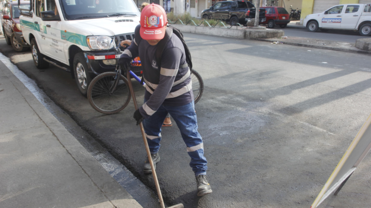 Este lunes, personal de aseo limpiaba las manchas de sangre tras el hecho