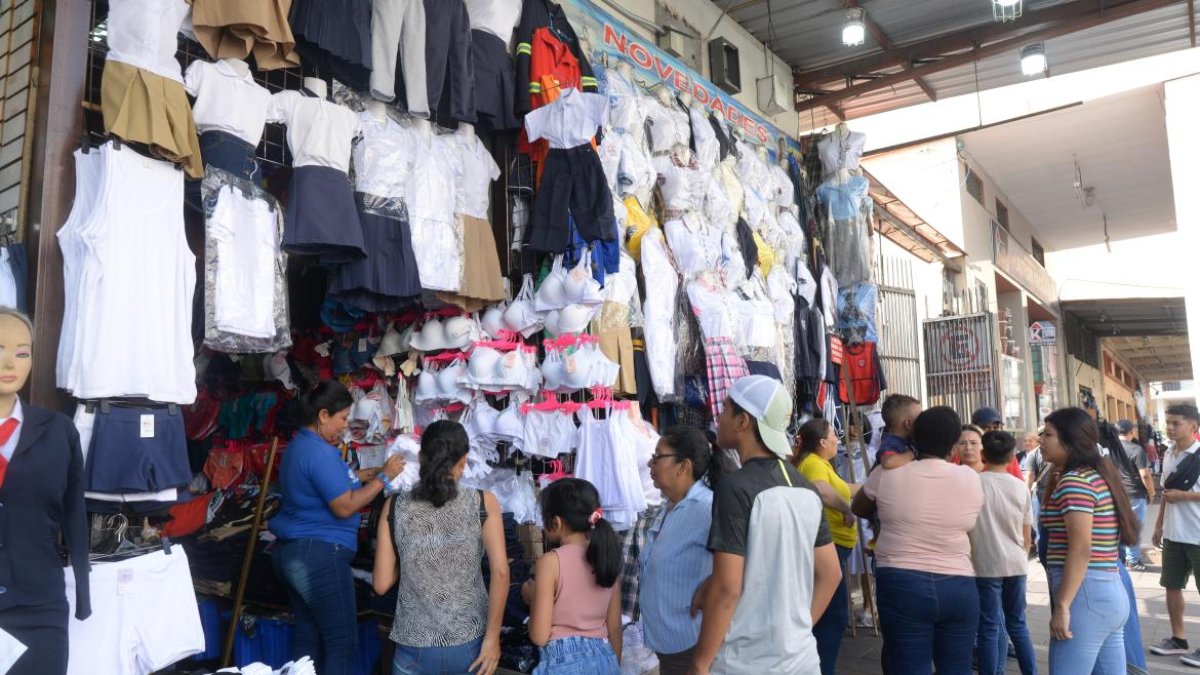 Pese que aún no hay muchas ventas, ya se ven aglomeraciones de personas que preguntan por útiles escolares