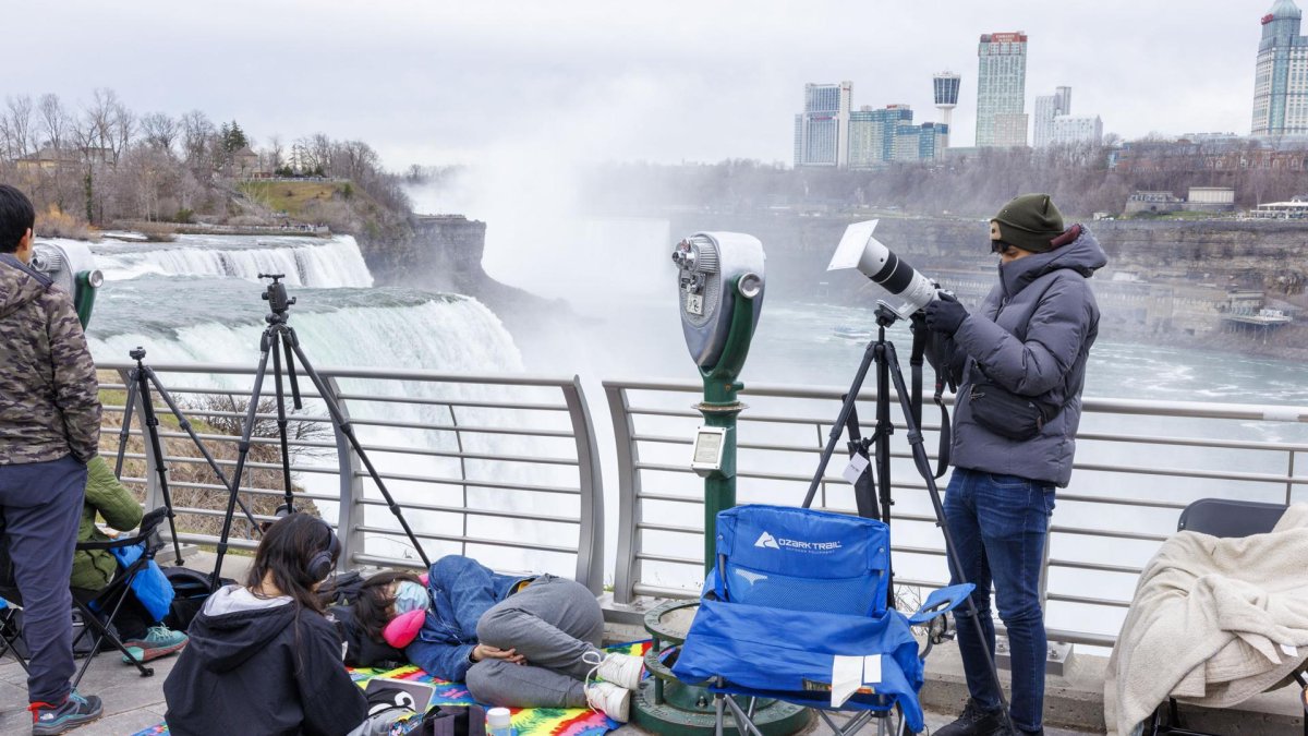 Personas esperando el eclipse solar total en Niagara Falls, New York,