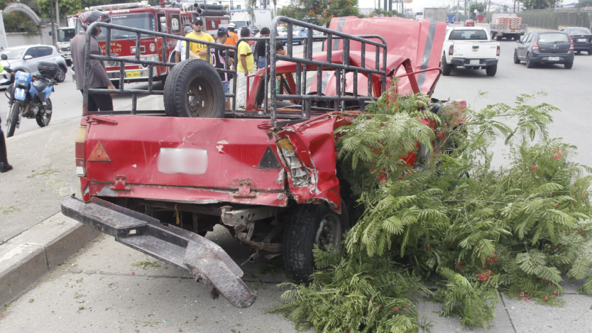 Los vehículos implicados quedaron junto al parterre de la avenida. Agentes de tránsito llegaron al sitio.