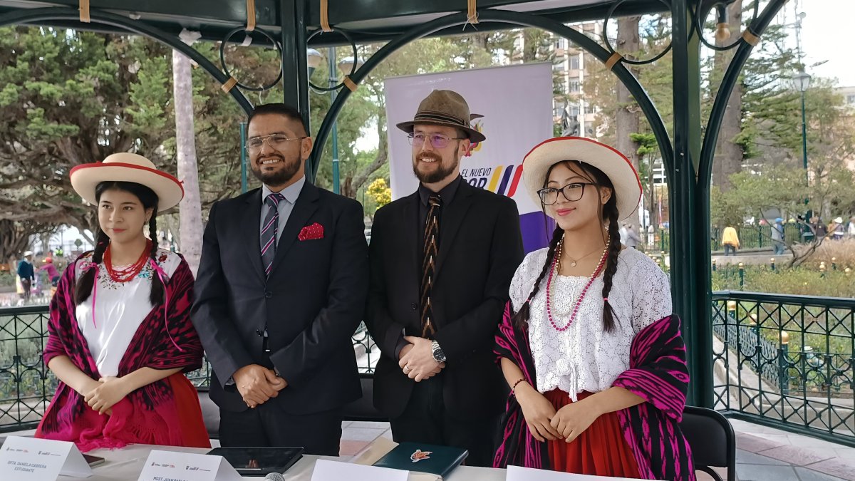 Estudiantes desfilarán por las calles céntricas de Cuenca por sus fiestas de fundación.