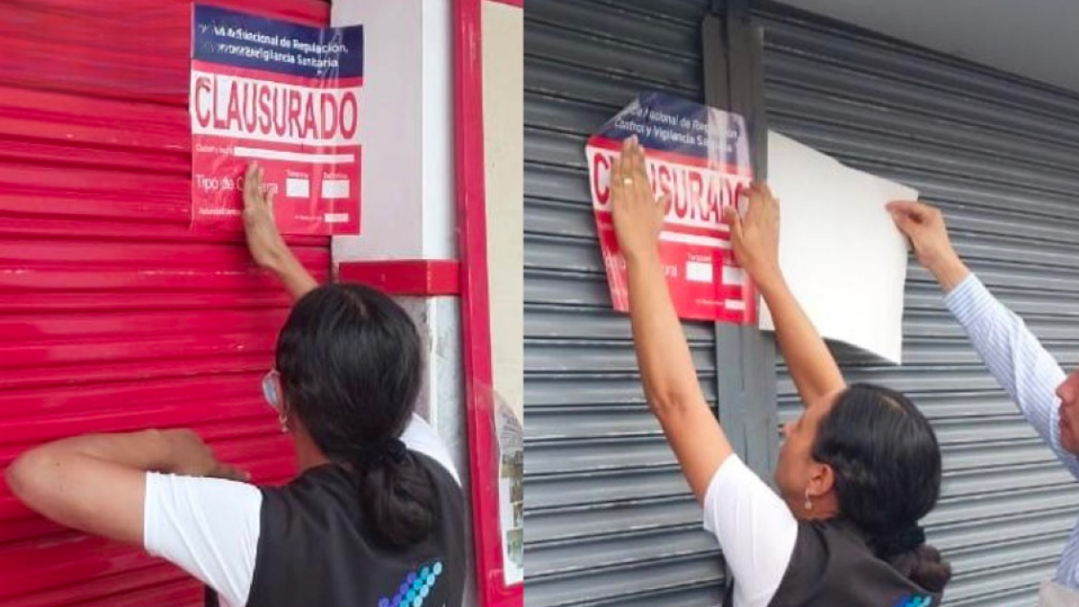 Medida.- Dos miembros de Arcsa pone el sello de clausura en la puerta de un supermercado en Ibarra.