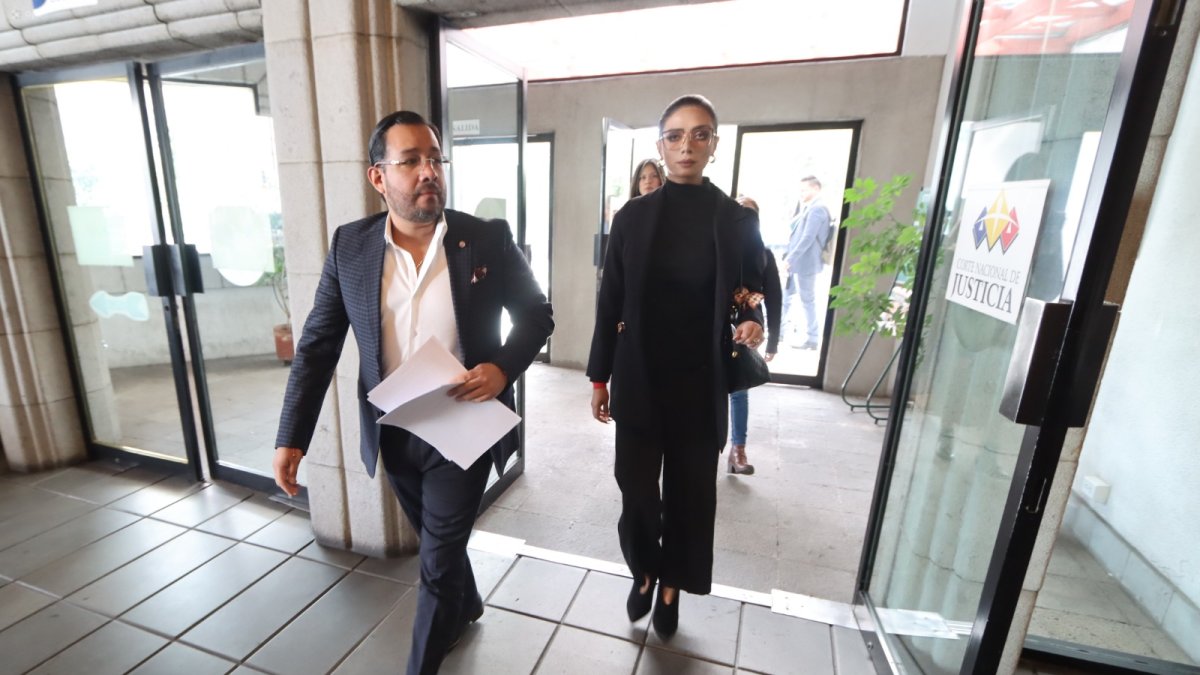 El vicepresidente de la Revolución Ciudadana, Francisco Hidalgo, y la asambleísta Jahaira Urresta acudieron a la Corte.