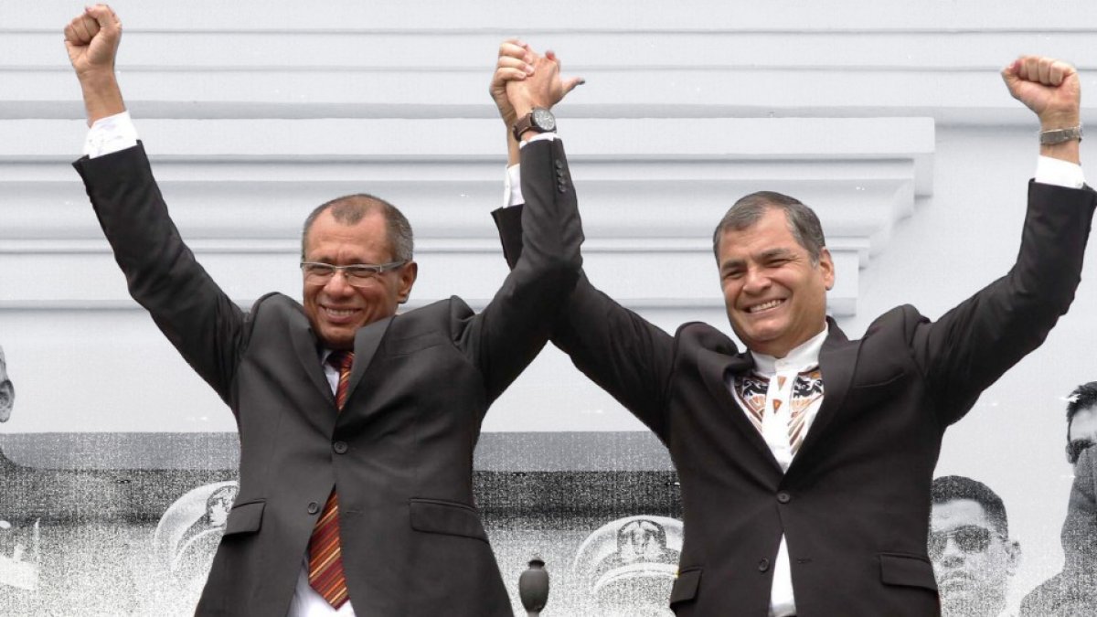 El expresidente Rafael Correa (d) y el exvicepresidente Jorge Glas son parte de los sentenciados por el denominando caso Sobornos.