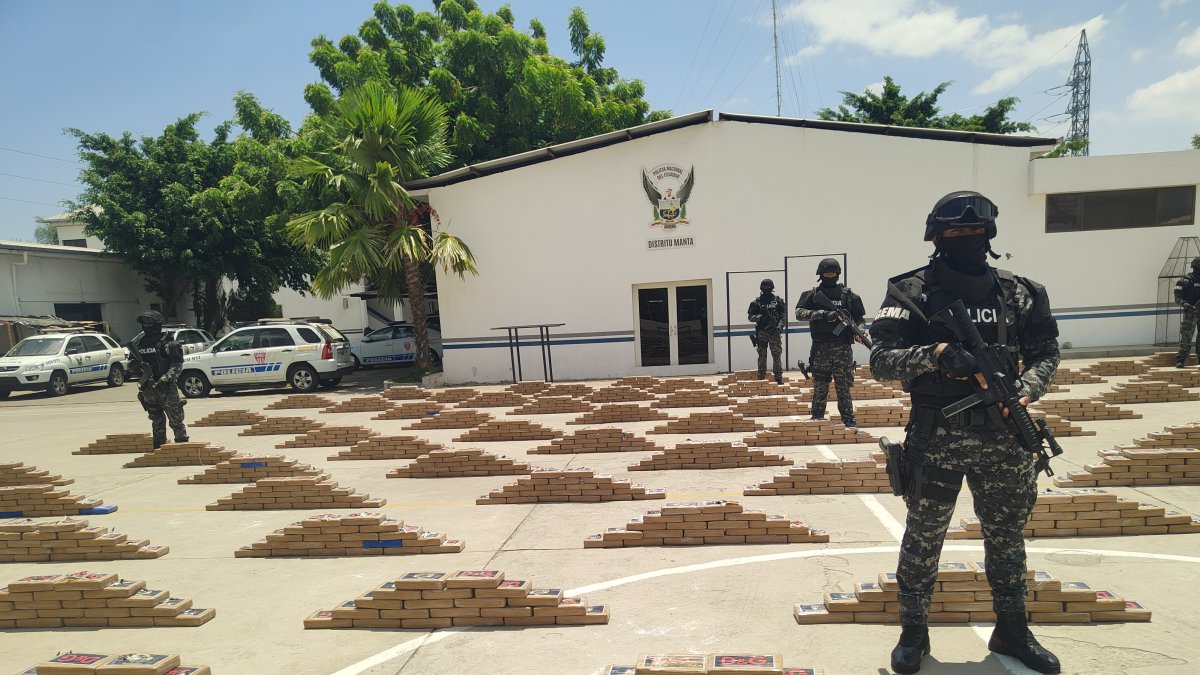 Agente de la Policía muestran los paquetes de droga encontrada en una finca cerca de la ciudad portuaria de Manta, provincia de Manabí.