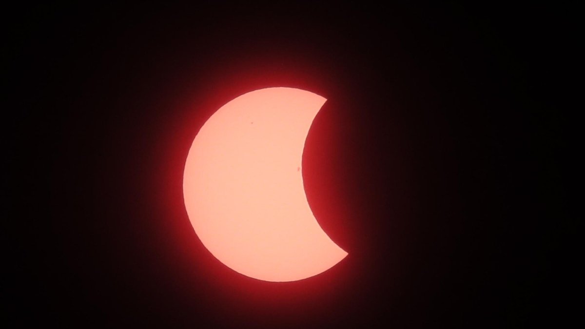Fotografía que muestra la vista parcial del eclipse solar este lunes en Tegucigalpa (Honduras).