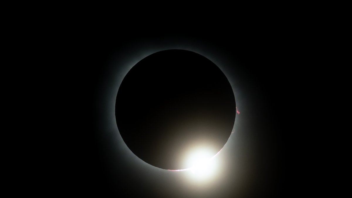 Fotografía del eclipse solar este lunes 8 de abril, en la Ciudad de Torreón (México).
