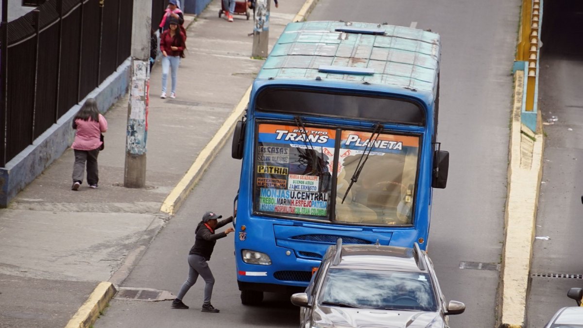 Los automotores que brinden el servicio de transporte público y comercial en el DMQ deberán aprobar la revisión vehicular solo en Quito.