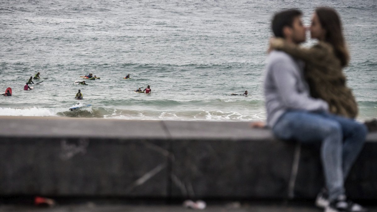 Ayuda a individuos sanos como y a quienes se encuentran en un entorno clínico