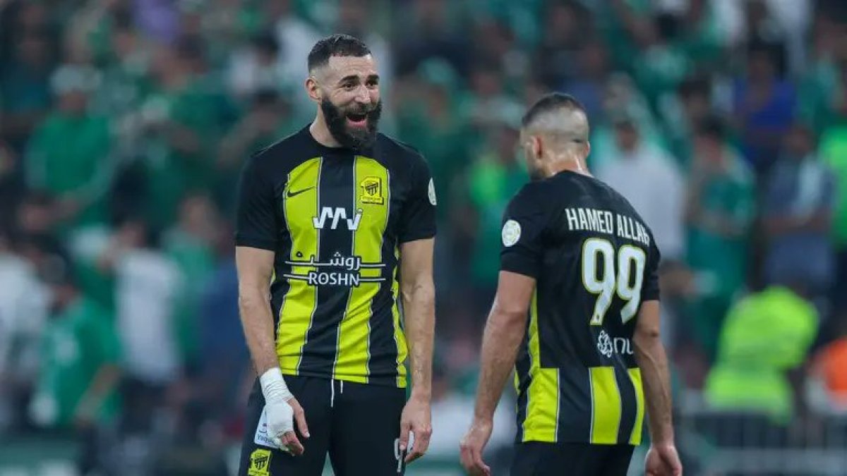 Benzema mientras festejaba el tanto con el que abrió la senda de la victoria (2-1) del Al Ittihad ante el Al Wehda.