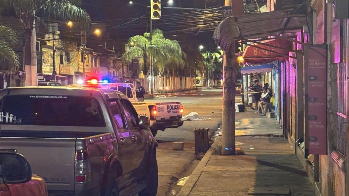 El cadáver del hombre asesinado en la ciudadela Abel Gilbert quedó tendido cerca de locales y carretas de comida.