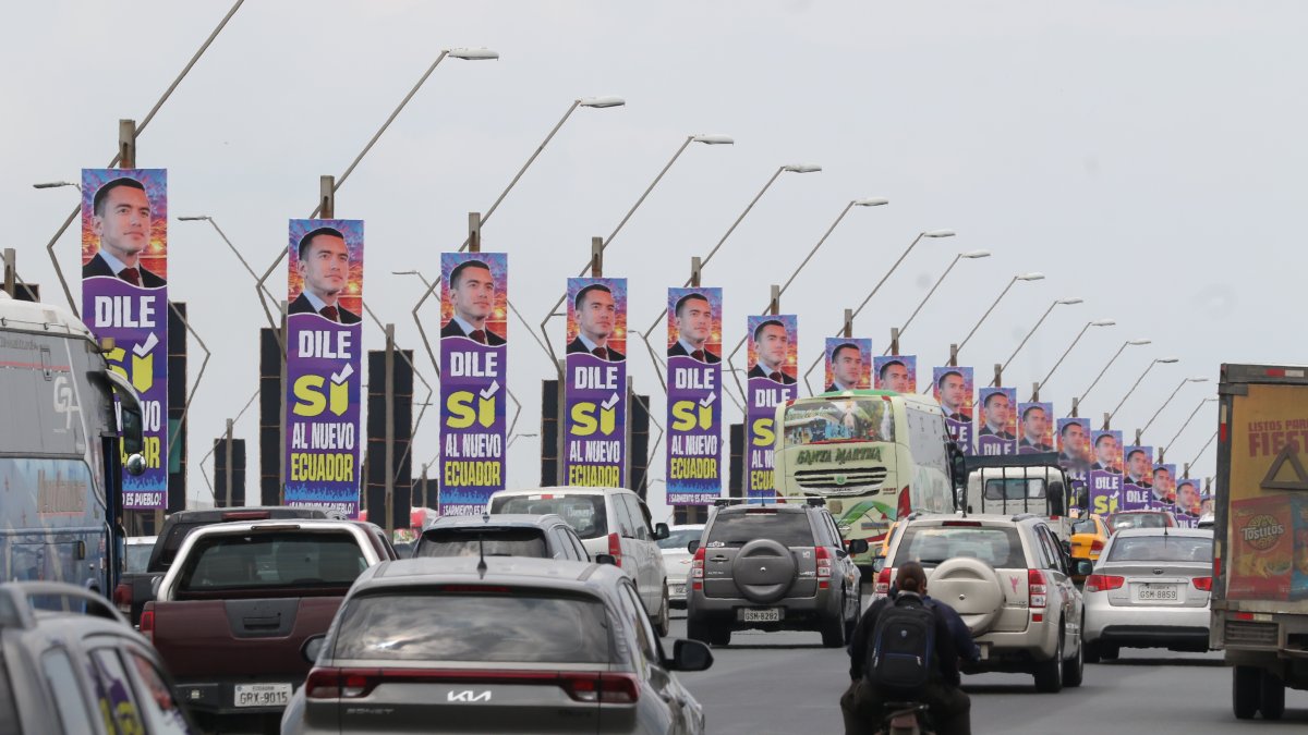 El Puente de la Unidad Nacional amaneció repleto de propaganda electoral a favor del 