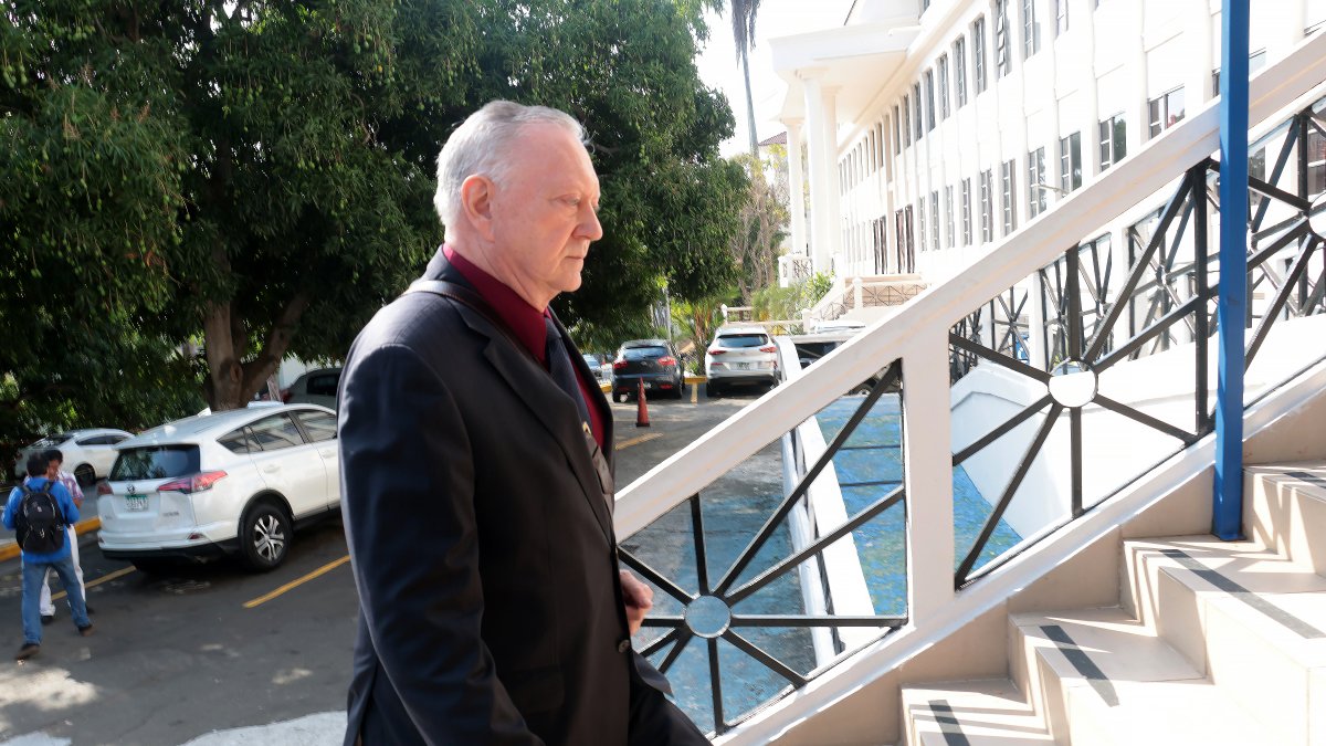 El abogado, Jürgen Mossack, llega a una audiencia este lunes 8 de abril de 2024 en Ciudad de Panamá (Panamá).