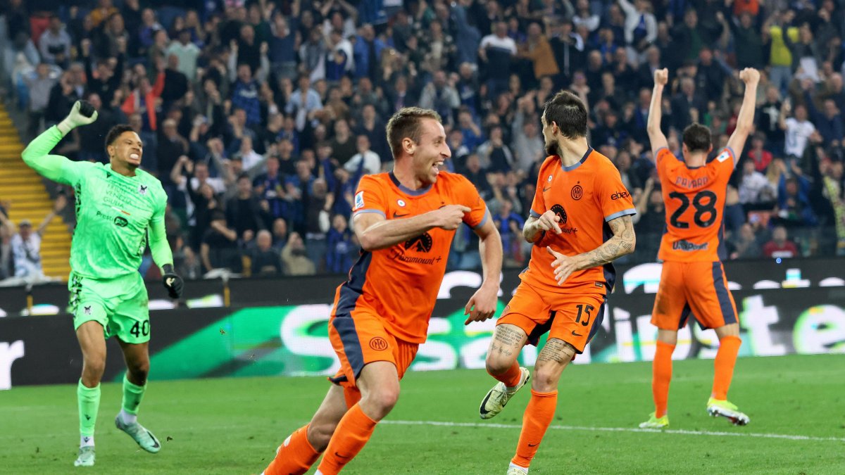 Davide Frattesi (c) marcó el gol del triunfo de Inter en la visita a Udinese.