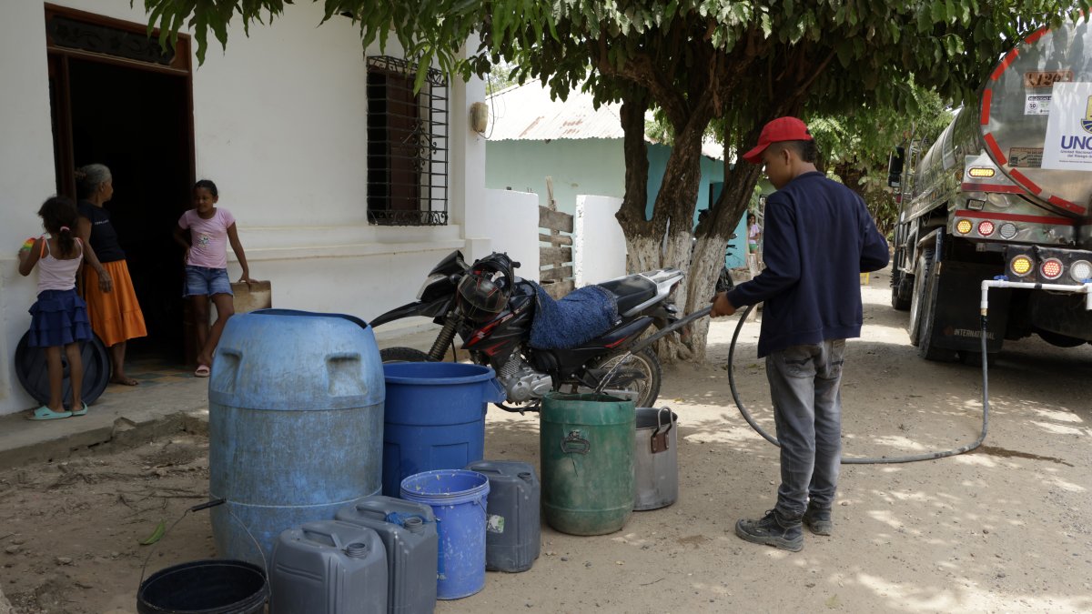 Gautaca. Un joven llena baldes con agua suministrada un carrotanque en un municipio del norte de Colombia.