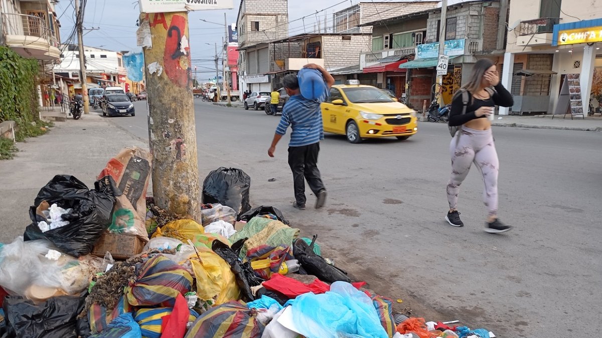 Desechos. Desde 2021 el Municipio le adeuda dinero a Emaplayas EP. Desde entonces, no se compran herramientas ni equipos para que exista un debido proyecto de limpieza.