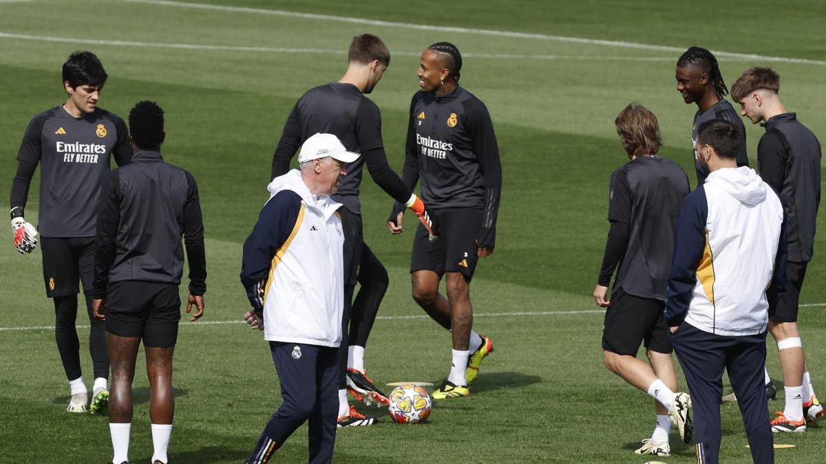 El entrenador del Real Madrid Carlo Ancelotti durante el entrenamiento del equipo este lunes 8 de abril en la Ciudad Deportiva de Valdebebas.