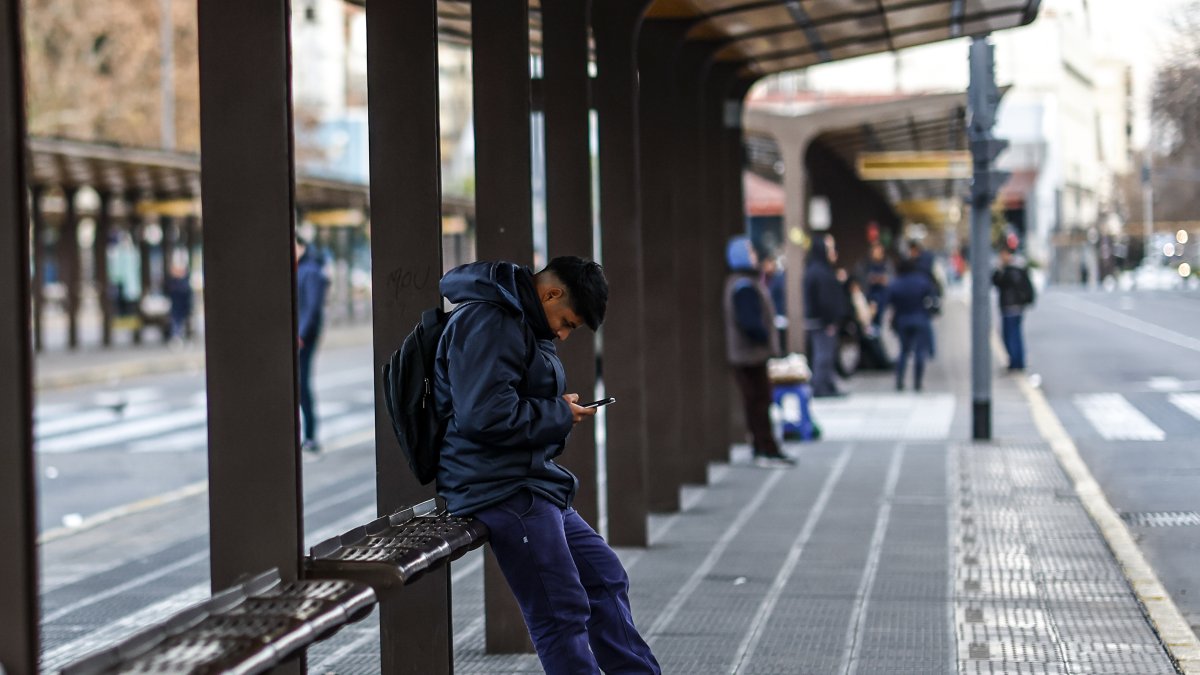 Una persona permanece en una parada de autobús en Buenos Aires (Argentina).