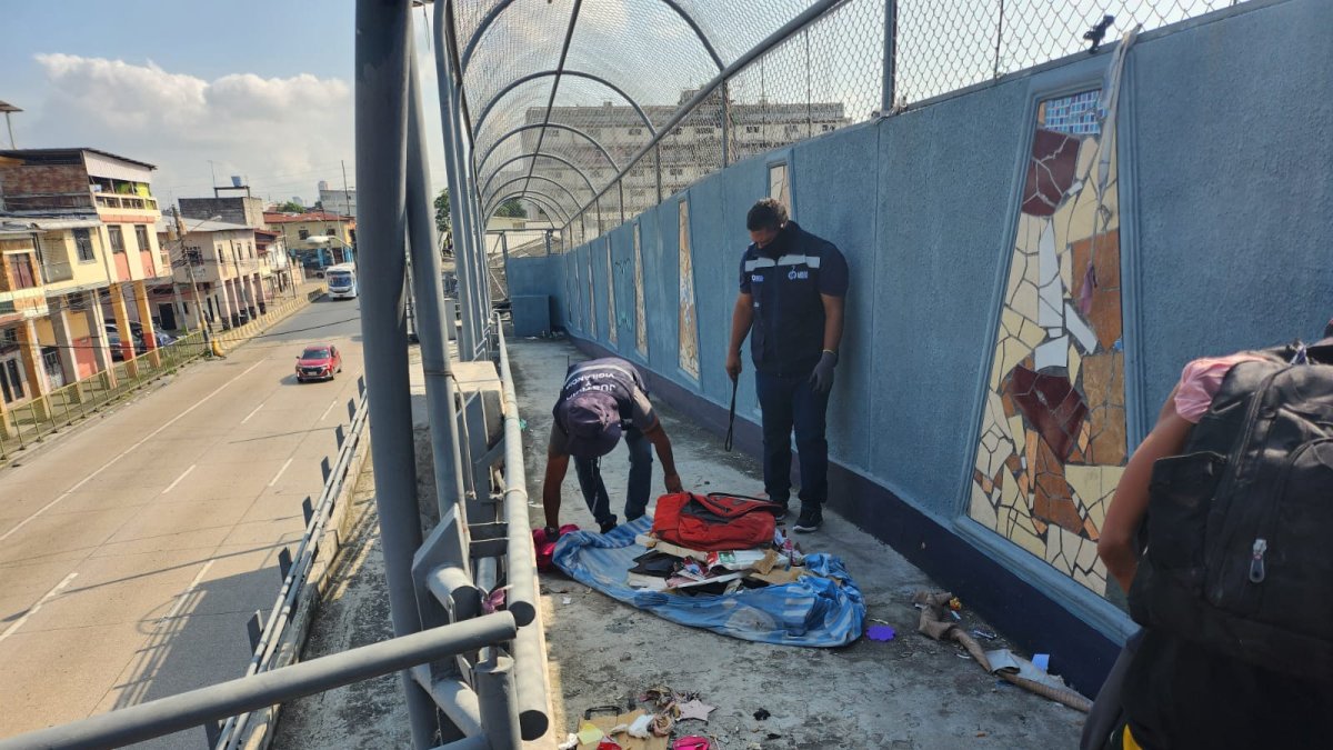 En el lugar se limpiaron las paredes y pisos, llenas de forma recurrente de basura, prendas de vestir y cartones.