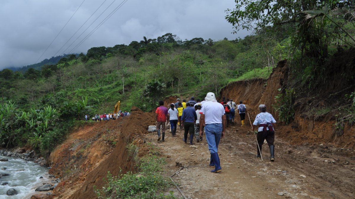 Con mingas y la maquinaria de la prefectura los habitantes habilitan la carretera de ingreso a los recintos.